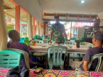 Melalui Komsos, Babinsa Koramil 06/Merbau Tanamkan Nilai Pancasila kepada Masyarakat
