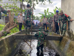 Meminimalisir Banjir Berskala Besar, Prajurit Kodim 0314/Inhil Turun Ke Parit Bersihkan Sampah
