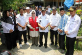 Bupati Inhil HM Wardan di Dampingi Ketua PMI Inhil Hj Zulaikhah Wardan Kunjungi Masyarakat Desa Nusantara Jaya Kecamatan Keritang