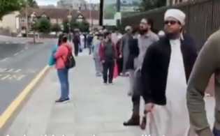 Umat Muslim di Inggris Rela Antre Panjang demi Masuk Masjid