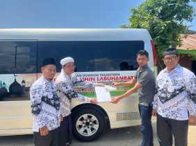 Bobby Nasution Serahkan Bantuan Mobil ke Pesantren Darus Sholihin