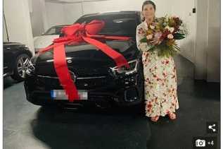 Cristiano Ronaldo Berikan Hadiah Kepada Sang Ibu Mobil Mercedes Baru
