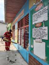 Petugas DPKP Inhil Semprot Disinfektan di 52 Sekolah di Tembilahan