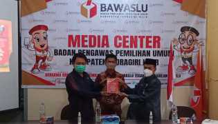 Bawaslu Inhil Launching Buku Jejak Pengawasan dan Ekspose Peserta SKPP Terbaik se-Riau