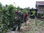 Serma F. Purba Bantu Petani Kacang Panjang di Dumai Selatan