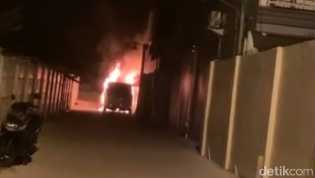 Diduga! Mobil Mewah Via Vallen Dibakar Orang Tak Dikenal