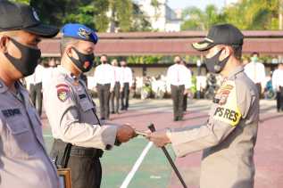 Personil Polres Inhil yang Berprestasi Terima Penghargaan