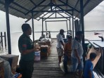 Tingkatkan Kemanunggalan, Babinsa Lakukan Komsos dengan Buruh di Pelabuhan Teluk Belitung