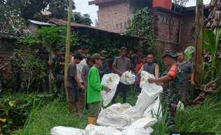 Sertu Sareh Bersama Pengurus Panti dan Masyarakat Melaksanakan Gotong Royong