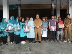 Bupati Inhil serahkan bantuan untuk korban kebakaran di Desa Danau Pulau Indah, Kecamatan Kempas