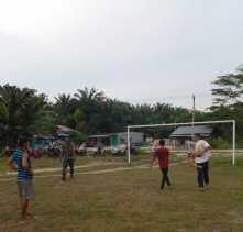 Bina Karakter Pemuda, Serda Sugiarto Laksanakan Coaching Clinik Sepakbola Singkat