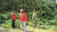 Cegah Karhutla, Babinsa Bukit Kapur Sosialisasikan Bahaya dan Hukum Pembakaran Lahan