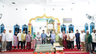 Ketua Tim Safari Ramadhan Pemkab Labuhanbatu Serahkan Bantuan Ke Masjid Khoirul Amal Sei Berombang