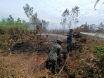 Pastikan Api Padam, Dandim 0320/Dumai Terjun Langsung ke Lokasi Pemadam Api