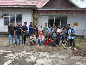 Alumni SMA PGRI Tembilahan Goro Bersihkan Lingkungan Sekolah