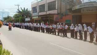 Datang ke Dumai, Presiden Jokowi Disambut Oleh Guru dan Pelajar dari SMPN 1 Dumai