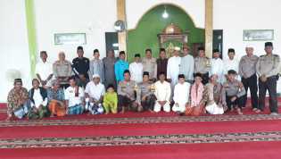 Kapolsek Tanah Merah Bersama Jamaah Masjid Nurul Iklas Gelar Shalat Gaib untuk Korban Gempa Cianjur
