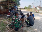 Komsos Babinsa Koramil 06/Merbau Wujudkan Kebersamaan Warga Teluk Belitung