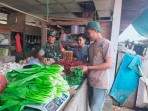 Babinsa Tegaskan Kehadiran TNI di Tengah Aktivitas Pasar Masyarakat