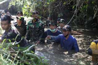 Ketua DPRD Inhil Ikut Membersihkan Anak Sungai