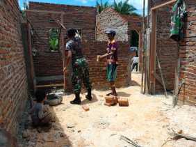 Dukungan Babinsa Untuk Masyarakat Bantu Pembangunan Rumah