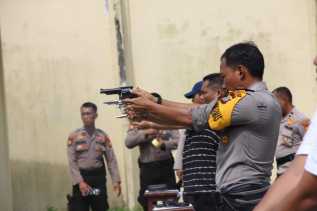 Menjaga Profesionalisme Personil Dalam Tugas Kepolisian, Kapolres Bengkalis AKBP Indra Wijatmiko, S.I.K Gelar Latihan Menembak Secara Rutin