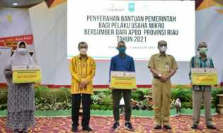 Pemprov Riau Serahkan Bantuan Modal Usaha kepada 20.833 UMKM