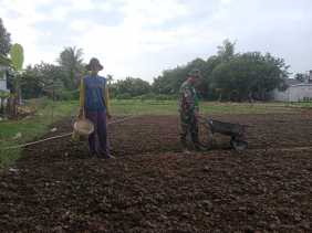 Sertu Mahyudin Berikan Edukasi Kepada Petani di Jalan Garuda