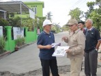 Bupati meninjau proses pemeliharaan jalan lingkungan di wilayah Kecamatan Tembilahan