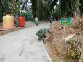 Hari ke-27 Kegiatan TMMD, Semenisasi Jalan Pemakaman Dusun Bukit 5 Selesai Dibangun