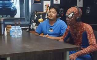 Akibat Pandemi, Pedagang Mie Jalanan Ubah Profesi Jadi 'Spiderman'
