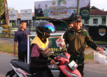 Spirit Ramadhan, Kodim 0320/Dumai dan Tim Berikan Takjil Untuk Masyarakat