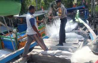 Atensi Kapolres Bengkalis, Personel Polsek Bantan Bantu Nelayan di Desa Muntai