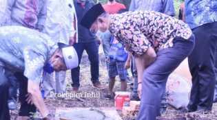 Wabup Inhil Letakan Batu Pertama Pembangunan Asrama Santri Ponpes Miftahul Hidayah