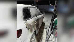 Pengendara Ini Tersambar Api dan Mobil Terbakar Akibat Tak Matikan Mesin saat Isi Bensin