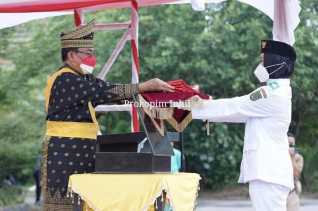 Bupati Inhil Irup HUT RI ke-76 dengan Menggunakan Baju Adat Melayu