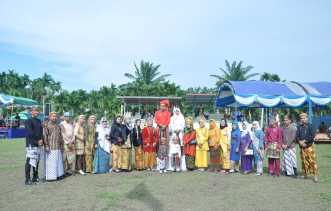 Warga Desa Danau Pulai Indah Peringati HUT RI ke-77 Gunakan Pakaian Adat