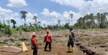 Babinsa Koramil 03 SS Serda Miftah Sosialisasikan Bahaya Karhutla ke Warga Batu Tritip