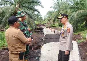 Kapolres Bengkalis AKBP Indra Wijatmiko Tinjau Dan Lakukan Gerak Cepat Tanggulangi Bencana Tanah Longsor