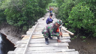Bersama Masyarakat, Serka Khorianto Perbaiki Jembatan