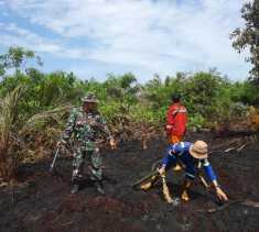 Pelda Hendrianto Bersama Tim Laksanakan Pemadam dan Pendinginan Hutan