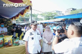 Jelang Hari Raya Idul Fitri 1444 H, Bupati Inhil H.M.Wardan Sambangi Operasi Pasar yang dilaksanakan di Lapangan Gajah Mada