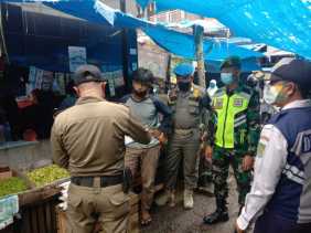 Satgas Covid-19 Tertibkan Protkes Masyarakat di Pasar Tembilahan