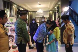 Kunjungi Inhil, Kadisnakertrans Riau Santuni Puluhan Anak Yatim