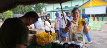Bazar TNI di Makodim 0320/Dumai Disesaki Oleh Pengunjung