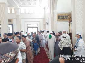 Mewakili Danramil, Pelda Hendrianto Laksanakan Sholat Jum'at Perdana di Mesjid Al Idrus