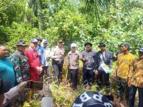 Pelda Hendrianto dan Tim Penegasan Batas Daerah Dumai - Bengkalis Lakukan Tinjauan Lapangan