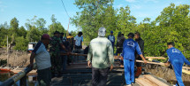 TNI dan Masyarakat Kampung Pancasila Bersinergi Perbaiki Jembatan