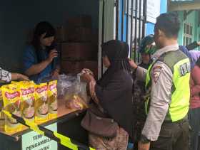 Bekerjasama Dengan PT Nagamas, Giat Operasi Pasar Minyak Goreng Murah Tajaan LPMK Dumai Kota Sukses