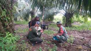 Cegah Hewan Liar dan Buas, Babinsa Bangsal Aceh Bantu Pemasangan Kamera Trap